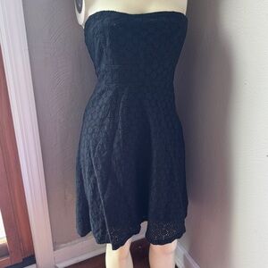 Katie sleeveless dress embroidery pattern black size small